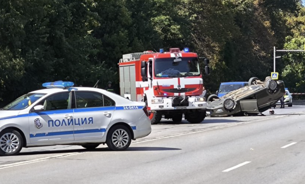 Кола се обърна по таван в София – има загинали