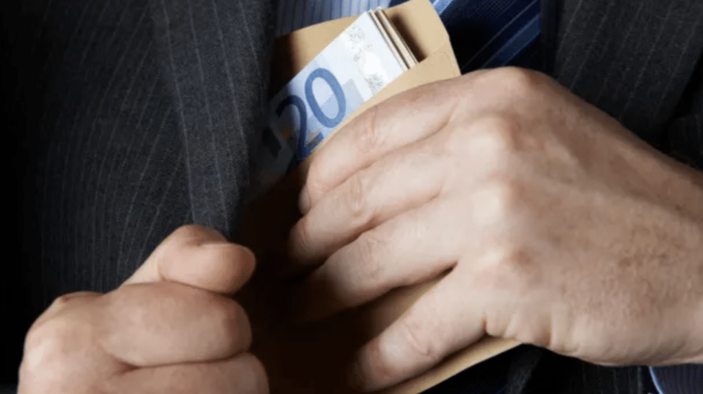 800 евро подкуп взели служителите на „Автомобилна администрация“ от екипа на Роби Уилямс