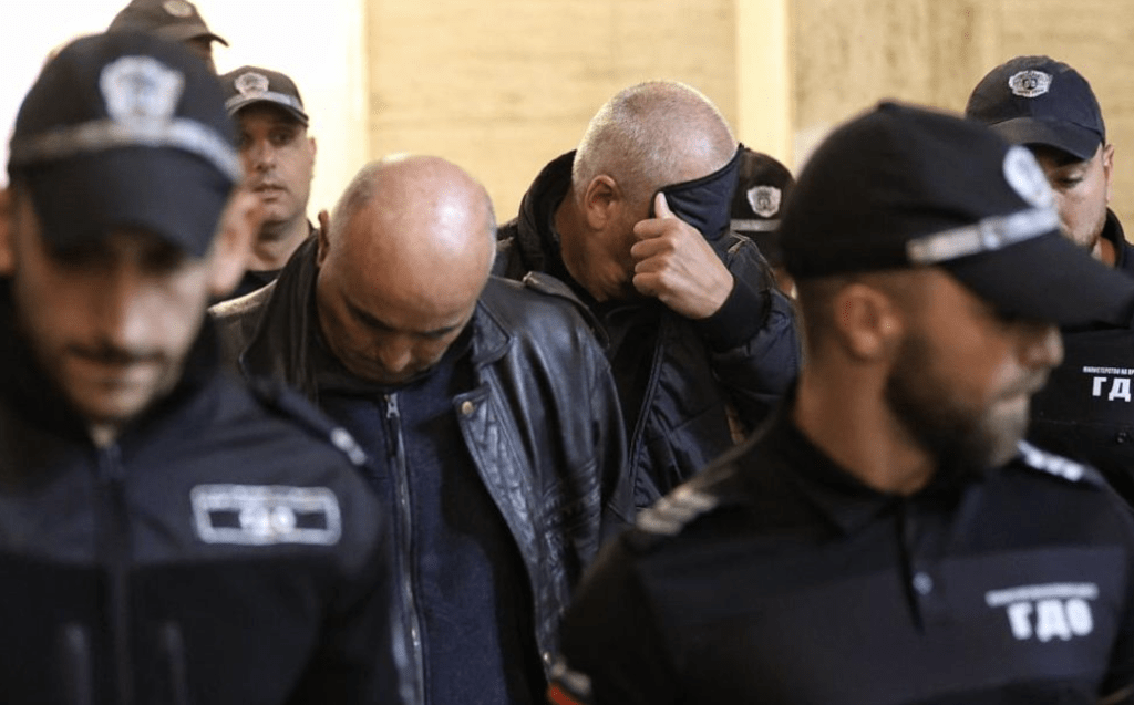 Съдът остави в ареста двамата служители на ДАИ, взели подкуп от екипа на Роби Уилямс