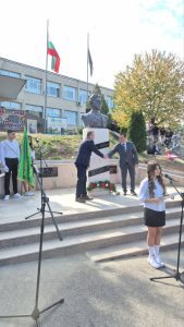 В СУ „Васил Левски“ откриха новата учебна година и паметник на Апостола