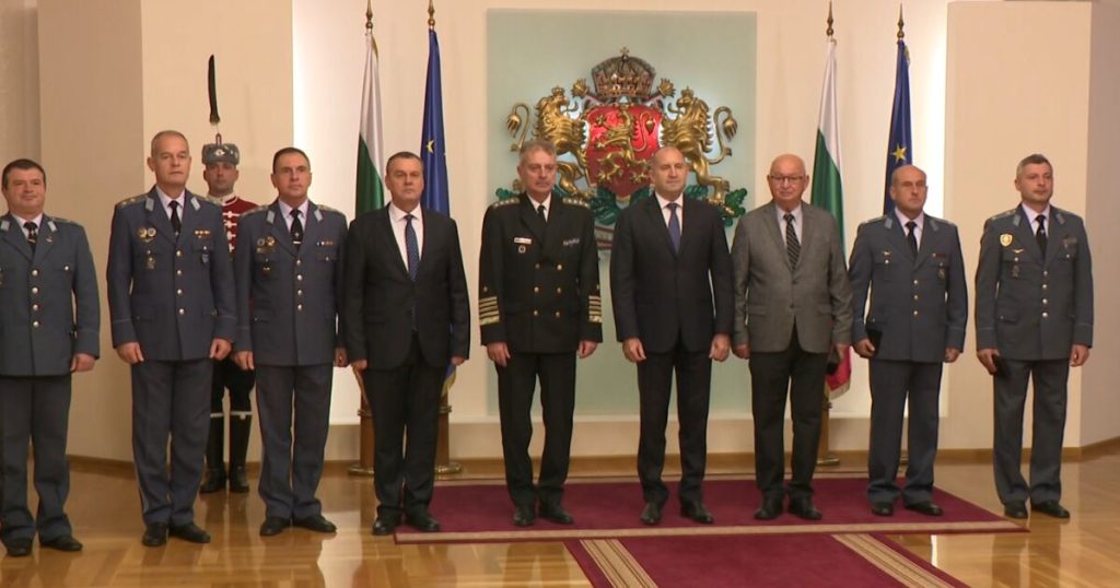Румен Радев награди офицери от ВВС с почетния знак на президента
