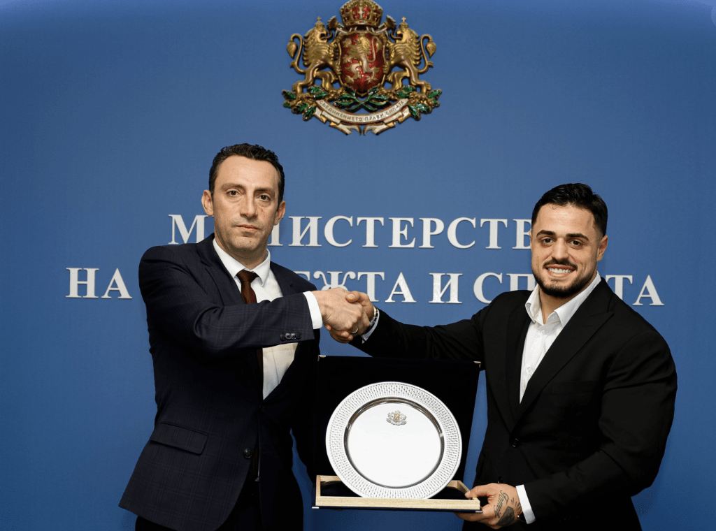 Министър Пешев награди с парична премия Карлос Насар