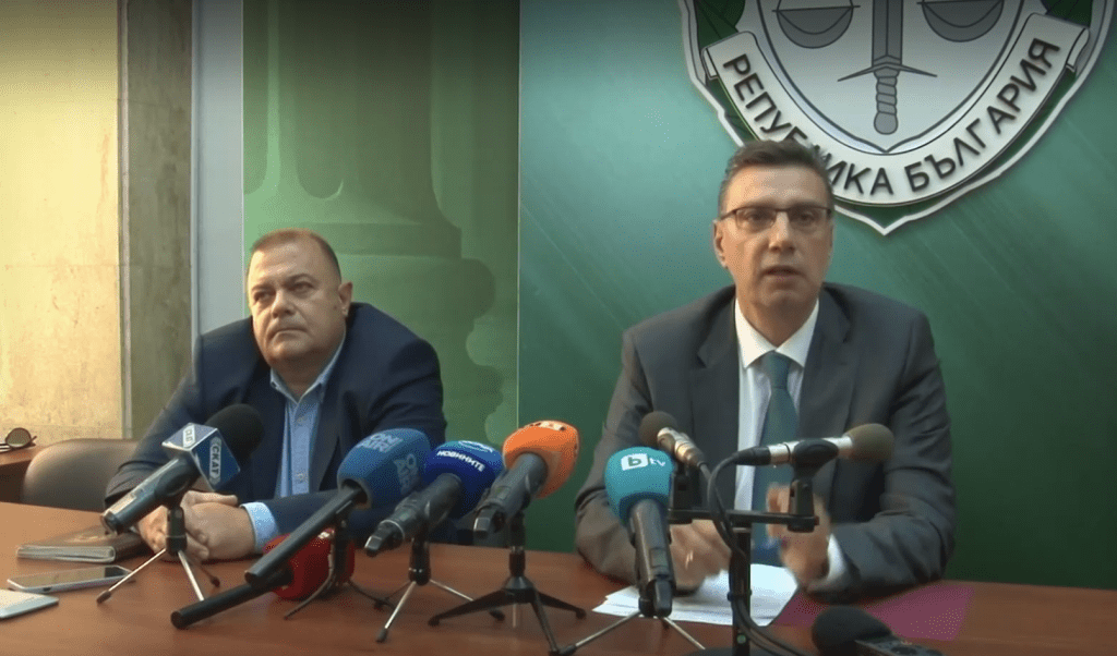 Задържаният за тройното убийство говори трудно, не признава