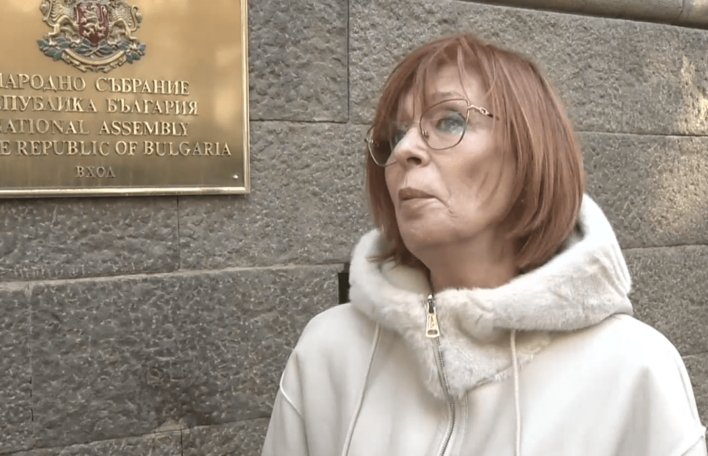 200 000 подписа за референдум за излизане от еврозоната бяха внесени в парламента