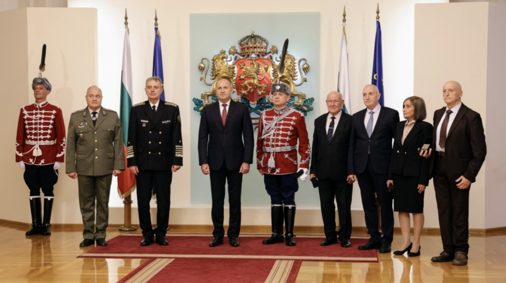 Румен Радев удостои с Почетния знак на президента изявени български творци