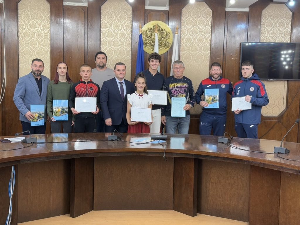 Пенчо Милков награди млади спортисти за високите им постижения в международни състезания