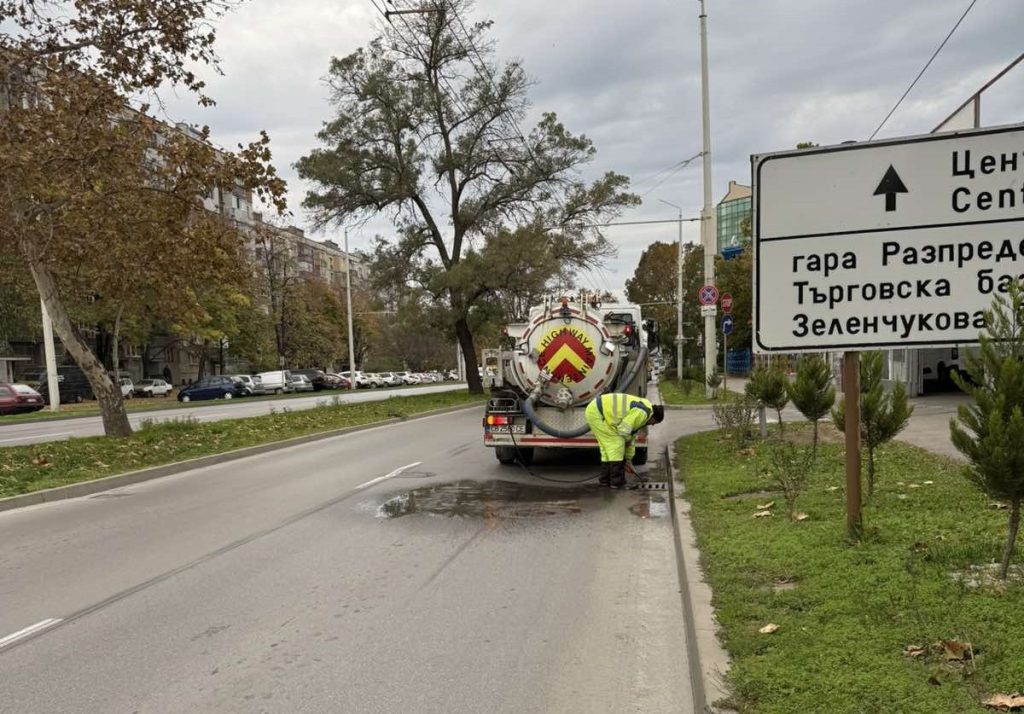 Продължава сезонното почистване на дъждоприемните шахти