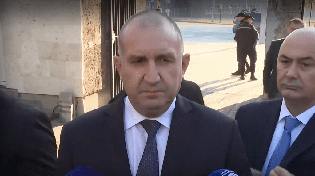 Румен Радев събира екипа си 2 часа преди обръщението