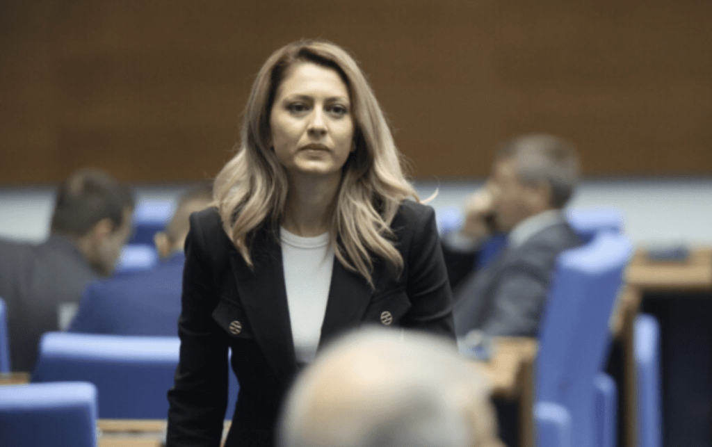 Рая Назарян „размрази“ за гласуване в НС референдума на Радев за еврото