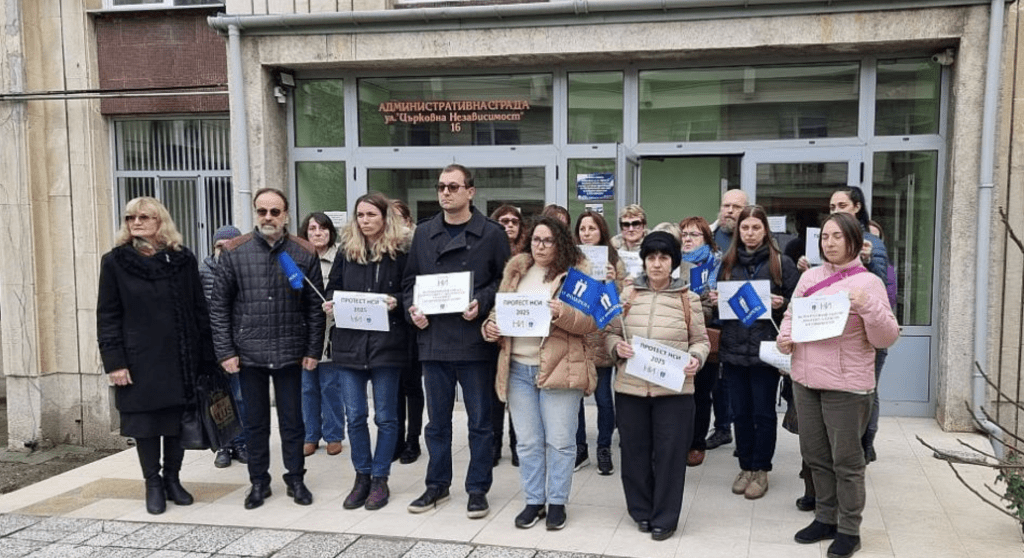 Служители на териториалното поделение на НСИ в Русе протестираха за по-високи заплати