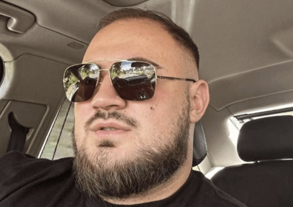 Бизнесменът Кабаджов изплака мъката от убийството на сина си в песен