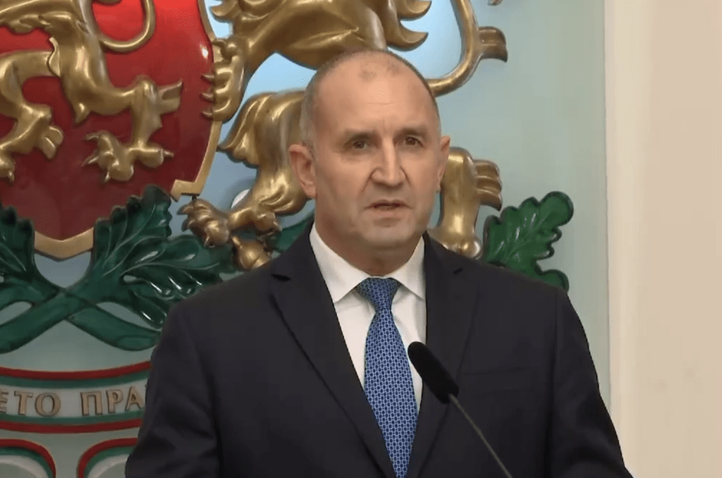 Радев: За да си върнем демокрацията, не трябва да пилеем енергията и надеждата, които се родиха по площадите