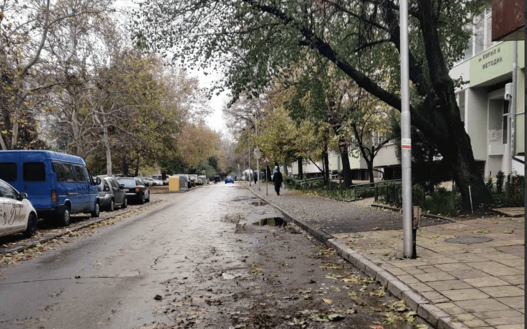 Машинно метене затруднява за ден паркирането по ул. „Студентска“