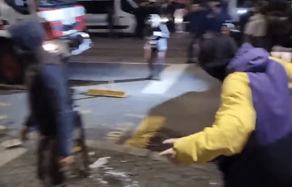 Арестуваният на протеста Ники заснет как замеря полицаи до централата на ДПС