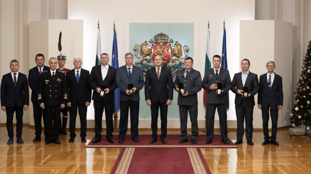 Радев отличи пожарникари и доброволци с Почетния знак на президента
