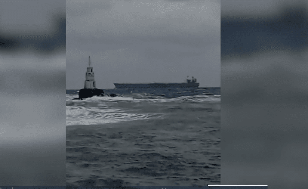Заради бурните води извеждането на екипажа на блокирания край Ахтопол кораб е невъзможно