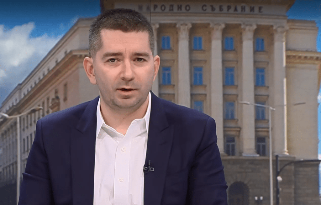 Слави Василев: Историческият момент за президента Радев настъпва