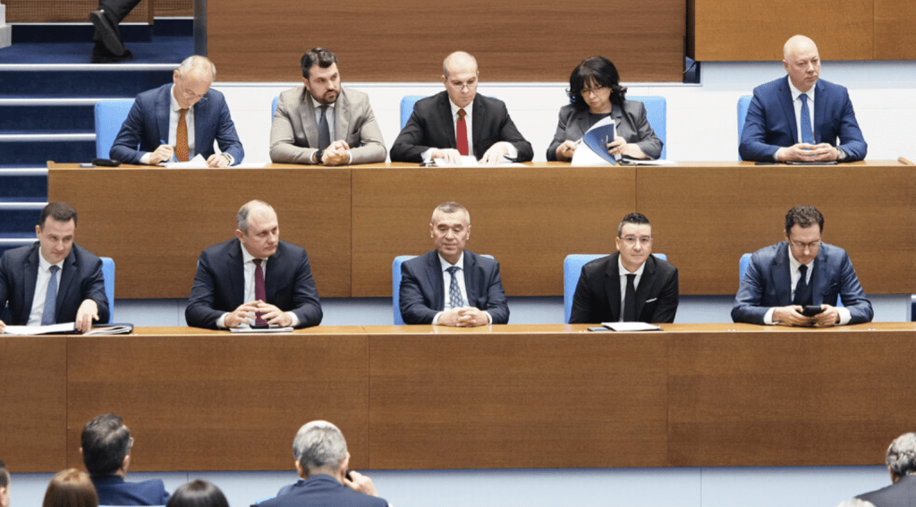 Парламентът гласува шестия вот на недоверие срещу кабинета „Желязков”