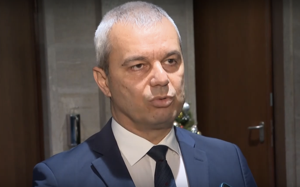 Костадинов атакува Ивайло Мирчев с разкрития за родителите му