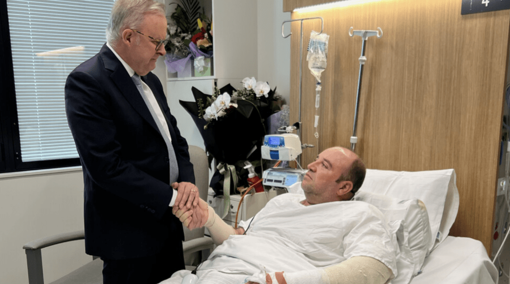 Събраха дарения от 2,3 млн. долара за мъжа, който спря въоръжения нападател на плажа Бондай