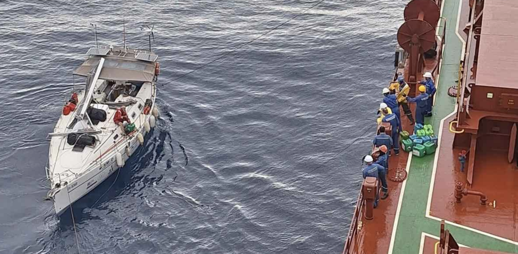 Българският мореплавател Светлозар Тенев счупи мачта