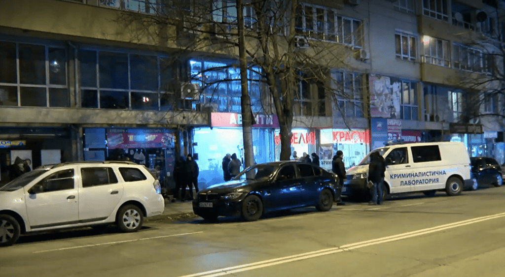 Постоянен арест за бащата и сина, задържани за грабежа на магазин в София