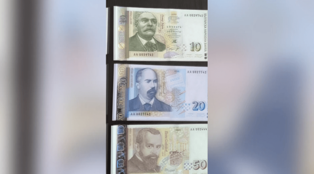 Българи капсулират левовете за вечни времена в рамка и албум