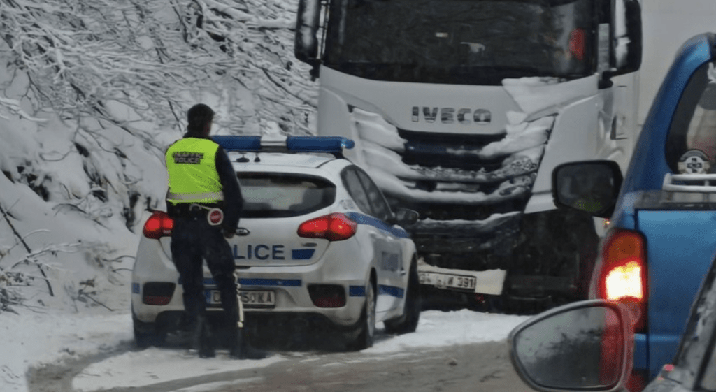Аварирал ТИР и верижна катастрофа на прохода „Петрохан“