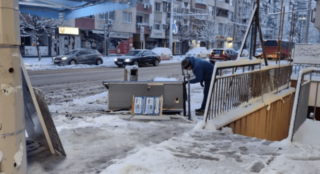 Автомобил се вряза в спирка в Русе