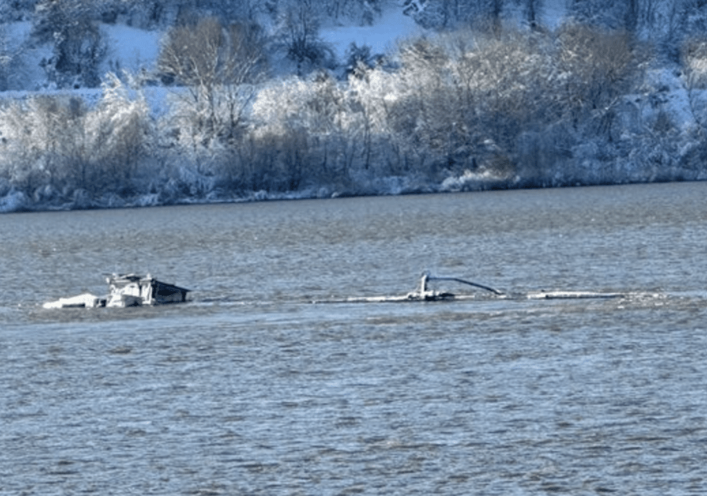 Баржа с 1133 т. химически торове потъна в Дунав