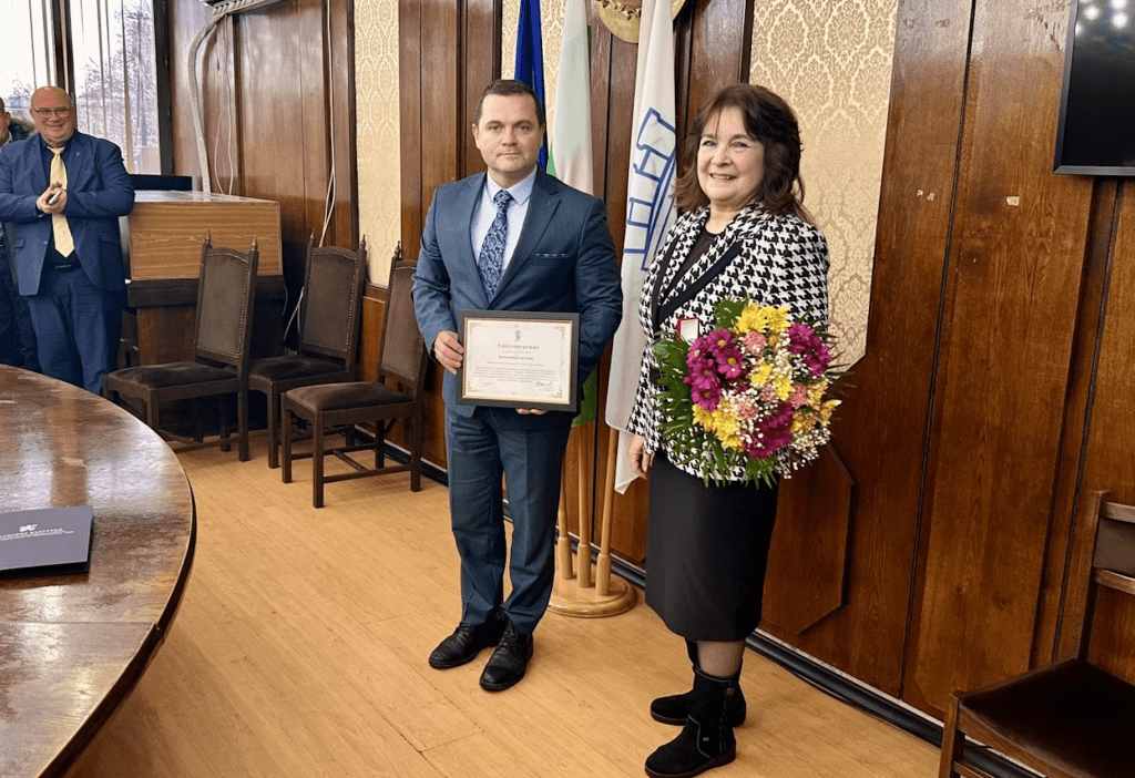 Пенчо Милков удостои с почетна значка „Русе“ дългогодишния музикален педагог Мария Плачкова