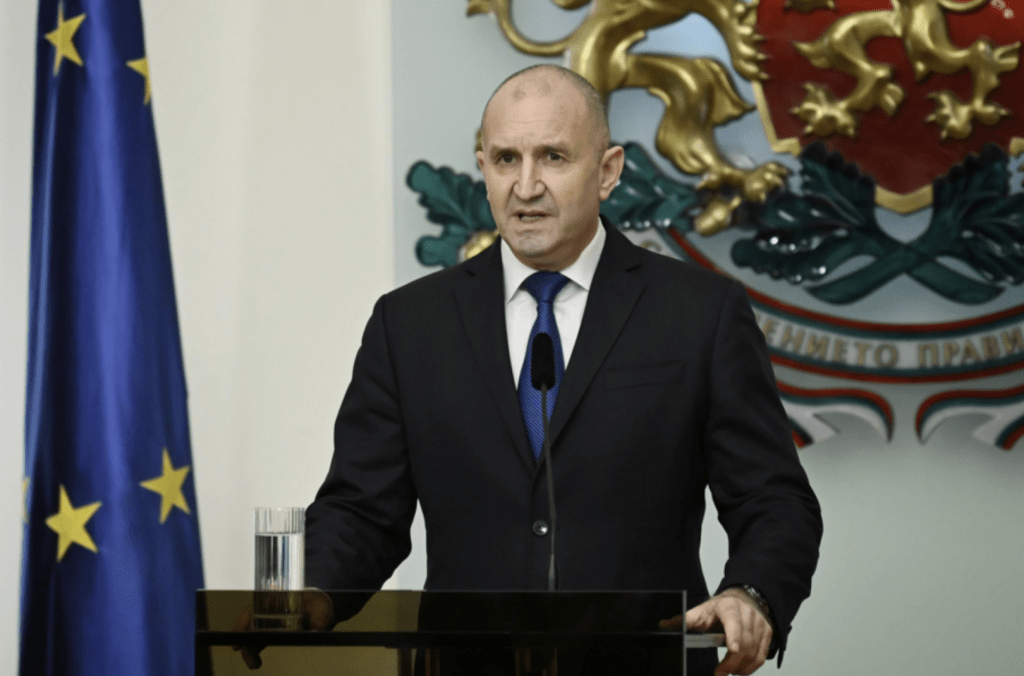 Румен Радев ще депозира днес оставката си в КС