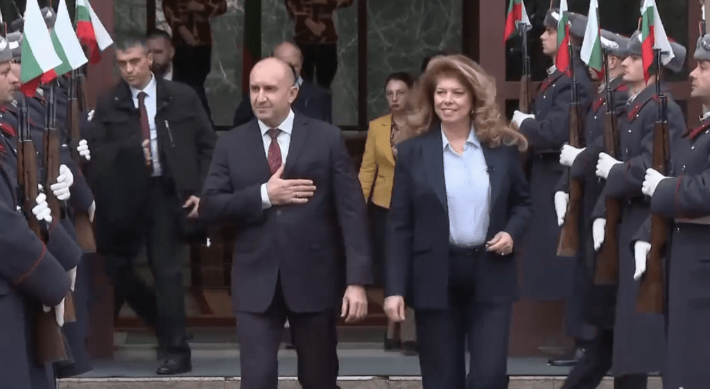 Румен Радев тържествено напусна „Дондуков” 2