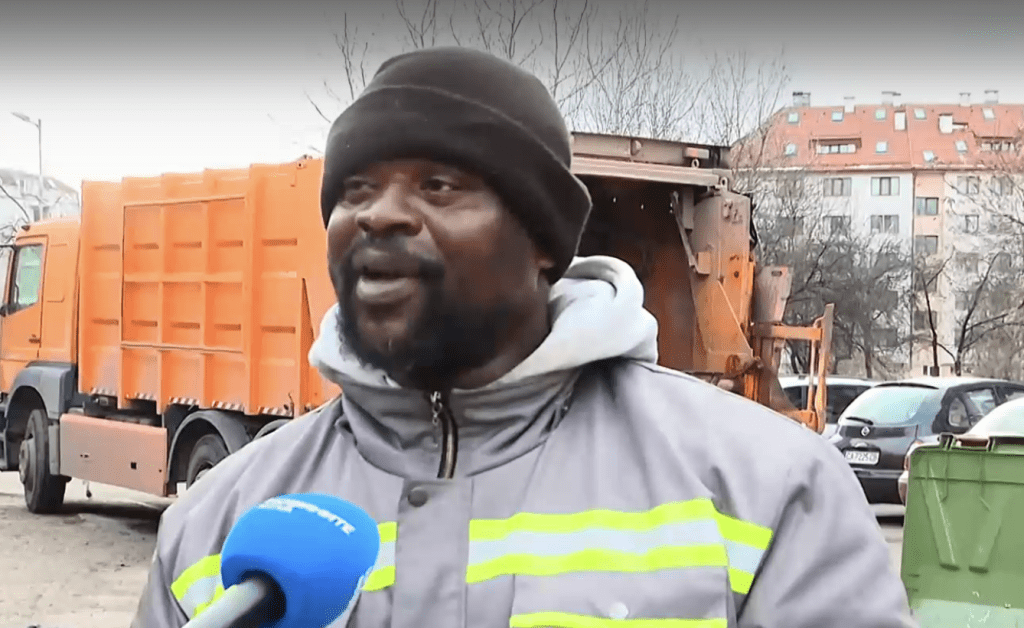 ММА боец от Африка избра да чисти боклука в София