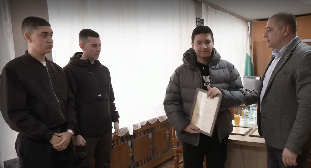 Трима ученици от Монтана спасиха възрастен мъж от крадец