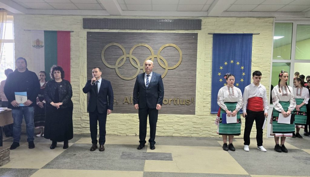 Кметът Пенчо Милков награди отличници от Спортното училище на патронния им празник