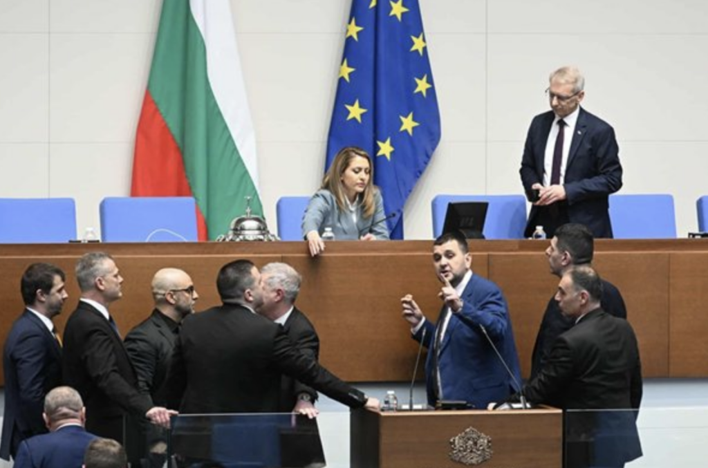 Скандал и физически сблъсък в парламента – кой е виновен за шестте трупа в „Петрохан“