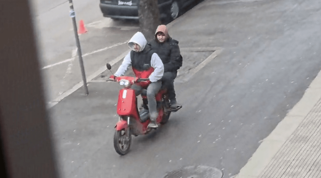 Скутер на тротоара в центъра на Русе – безнаказаност или безхаберие?