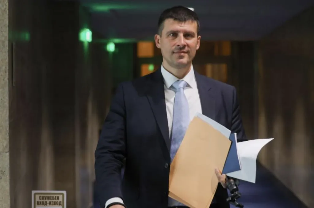 Счупиха стъклото на входната врата на офис на „Величие“ в София