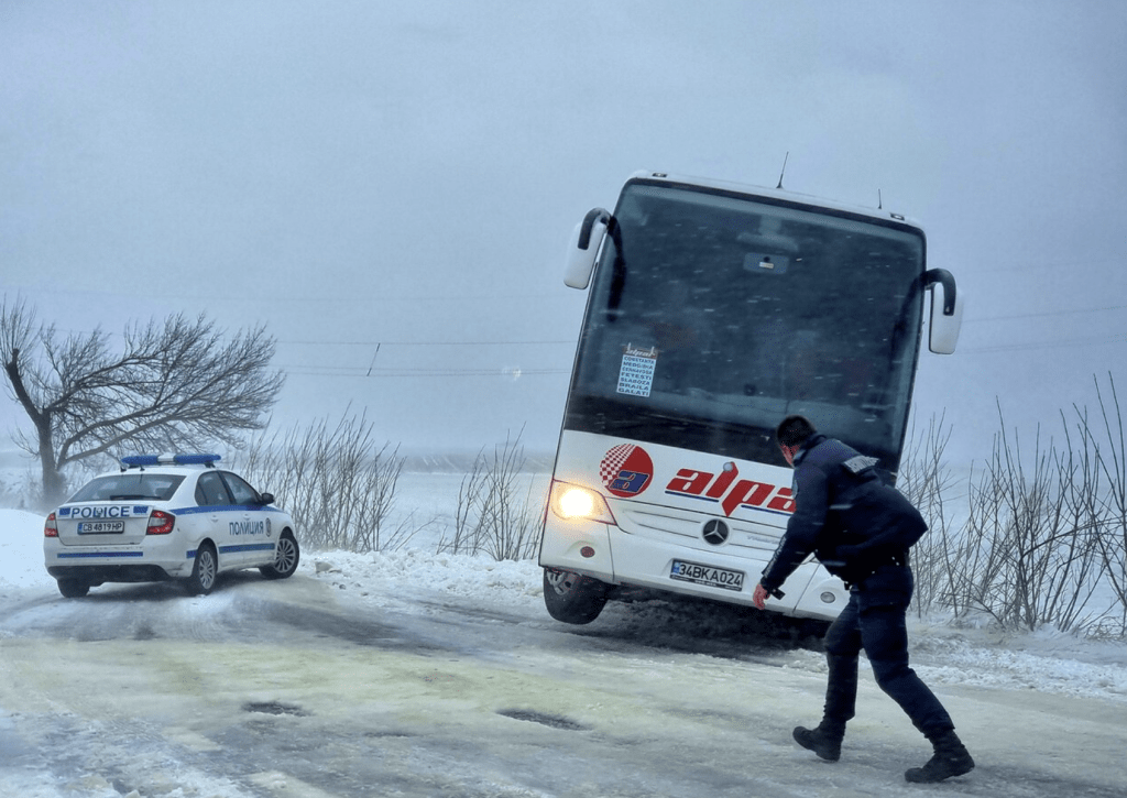 Автобус с 25 пътници, пътуващ към Букурещ, закъса край Свищов
