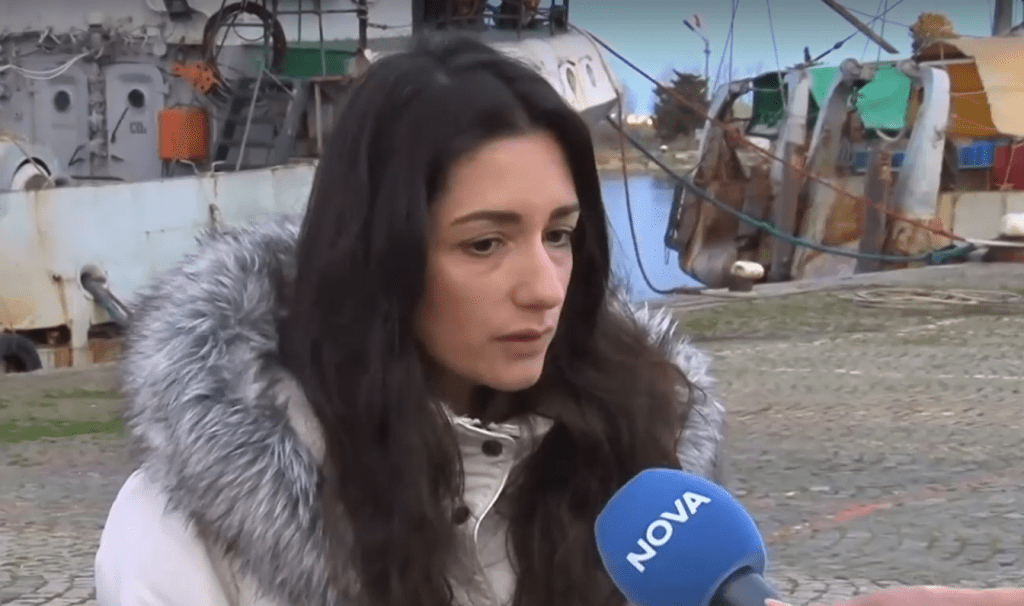 Дъщерята на капитана на потъналия кораб: Защо се спира търсенето, без да е доказано, че няма шанс екипажът да е жив?