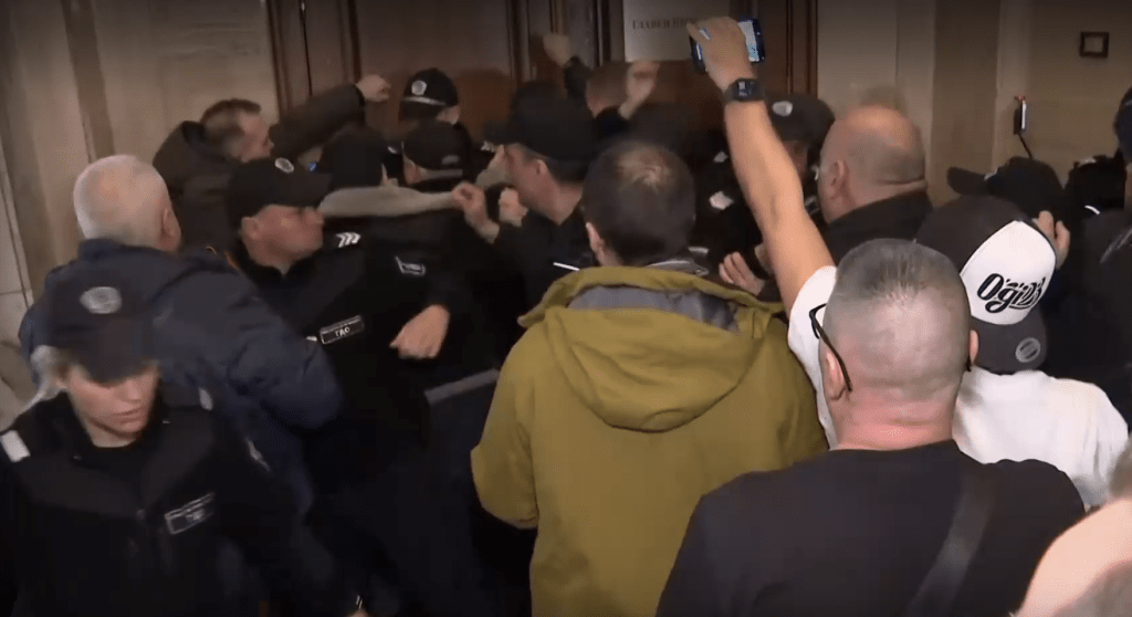 Протестиращи опитаха да нахлуят в кабинета на Сарафов в Съдебната палата