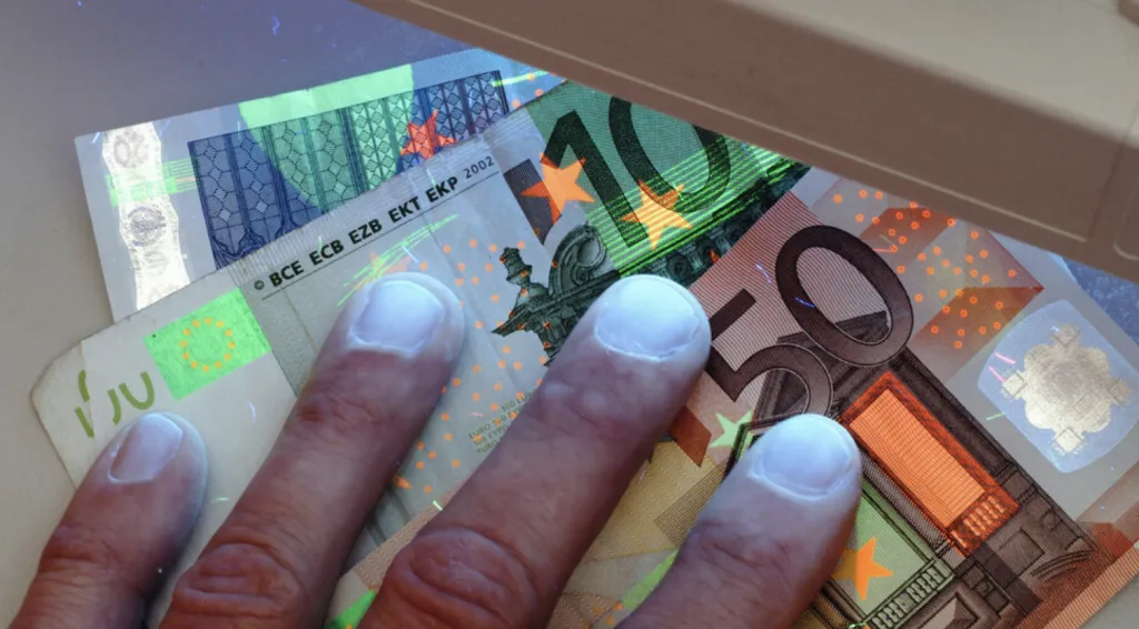 ЕЦБ: 444 000 фалшиви евробанкноти са изтеглени от обращение през 2025 г.