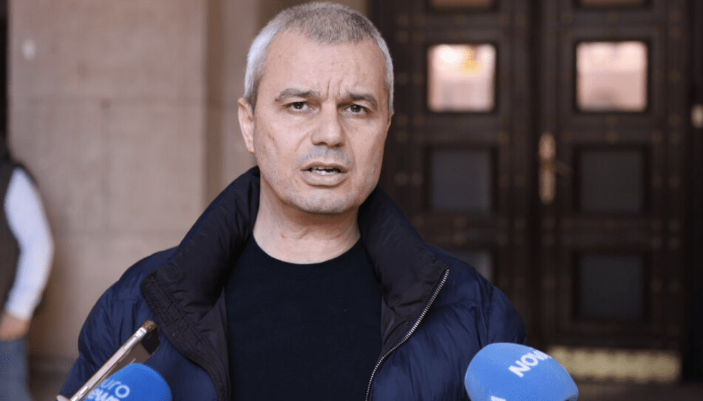 Костадинов и привърженици на „Възраждане“ блокираха входа на Министерския съвет