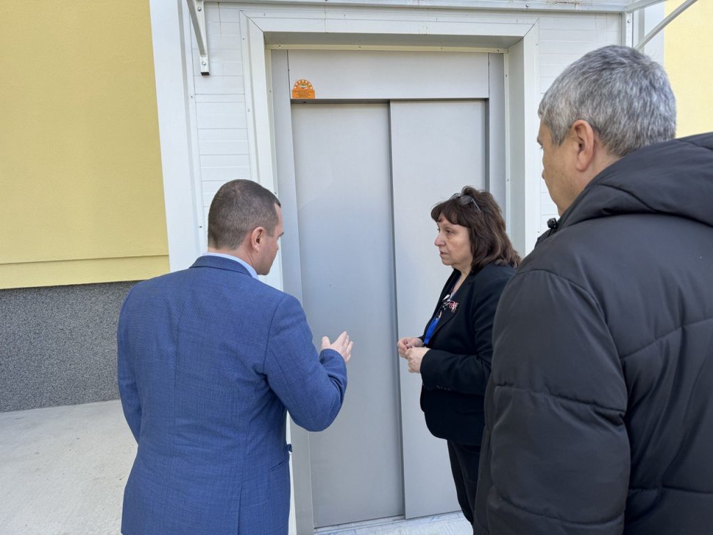 Нов външен асансьор осигурява достъпна среда в ОУ „Васил Априлов“ в Русе