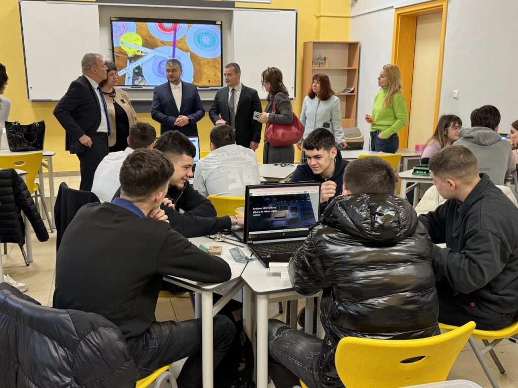 Ученици от ПГИУ „Елиас Канети“ представиха иновативни бизнес идеи пред министъра на образованието и кмета на Русе