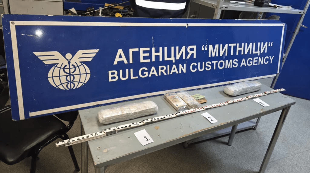 103 800 недекларирани евро установиха при проверка на товарен автомобил на Дунав мост