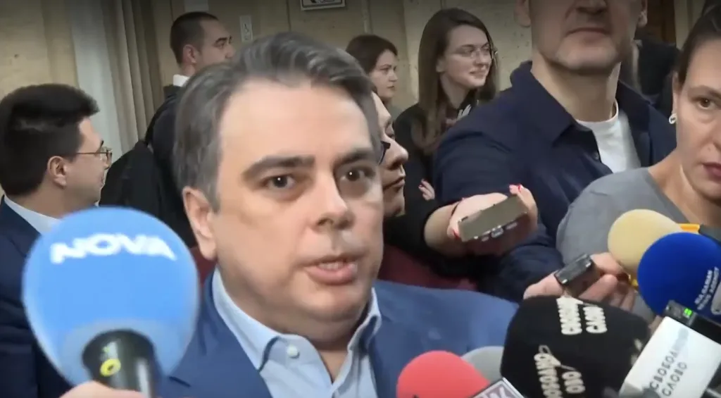 Асен Василев за Радев: Някои български политици страдат от амнезия