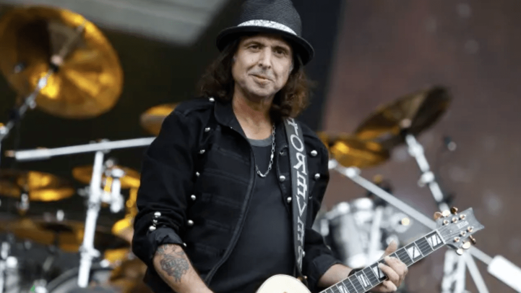 Почина китаристът на Motörhead Фил Кембъл