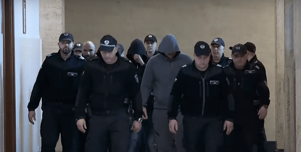 Съдът остави в ареста седем души, обвинени в изнудване чрез бързи кредити